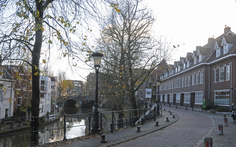 909317 Gezicht op de Oudegracht te Utrecht, met de panden Oudegracht 411 -hoger. Links de panden aan de Twijnstraat aan ...